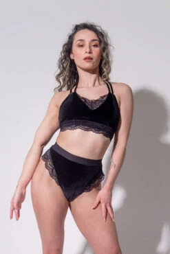 Sorte Velvet Adore Shorts - Black -Rad Store ADORE 5 0fa940ba 3ab1 4319 968a 91eb610c08ac