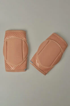 Queen Grippy Kneepads - Caramel -Rad Store caramel2