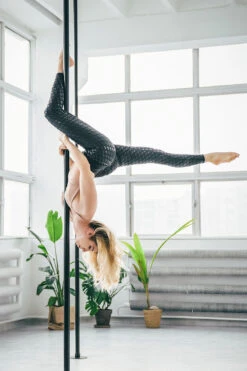 REV ACTIV Sticky Leggings - Black -Rad Store revactiv dancetemple print malowanieswiatlem 0034 1